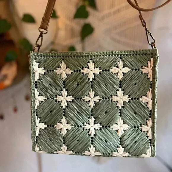 Boho Handwoven Green Straw Crossbody Bag - 9x9 Square Raffia Purse Like New - Picture 2 of 10
